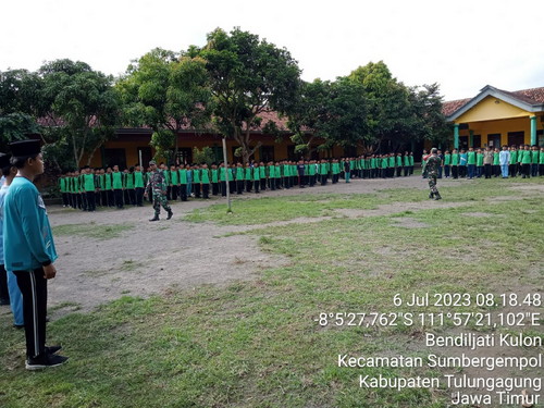 You are currently viewing Tanamkan Disiplin Sejak Dini, Serma Basuki Berikan Materi PBB Siswa-Siswi MTs