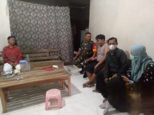 Read more about the article Babinsa Koramil 0806/01 Trenggalek Bantu Warga yang Mengalami Gangguan Jiwa