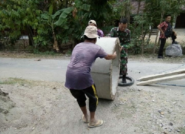 You are currently viewing Karya Bakti, Babinsa Koramil Kebonsari Bantu Warga Bangun Saluran Drainase