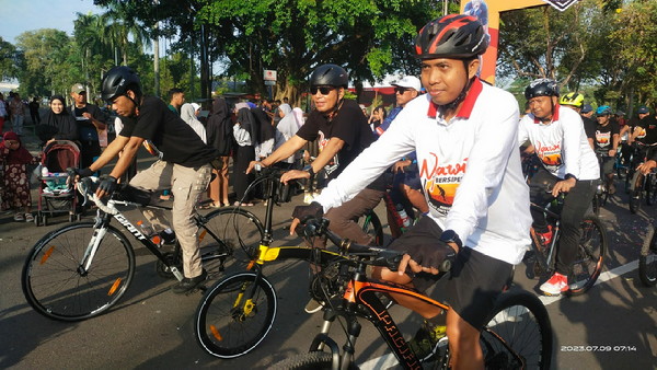 You are currently viewing HUT Kabupaten Ngawi, Dandim 0805 Gowes Bareng bersama Bupati