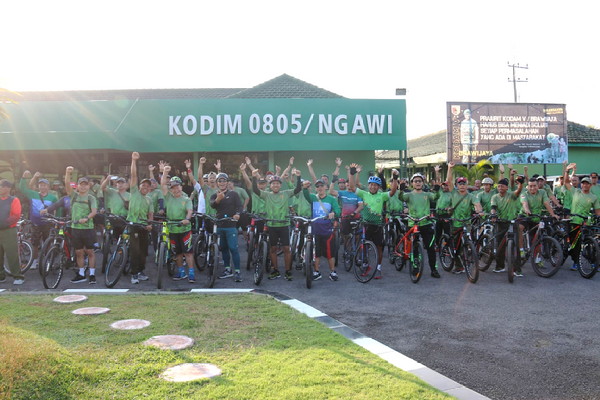 You are currently viewing Jaga Kesehatan Fisik, Dandim Ngawi Ajak Anggotanya Gowes Bareng