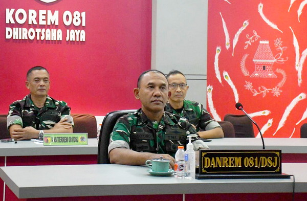 Read more about the article Danrem 081/DSJ Ikuti Launching Babinsa Duta Informasi Positif Secara Virtual