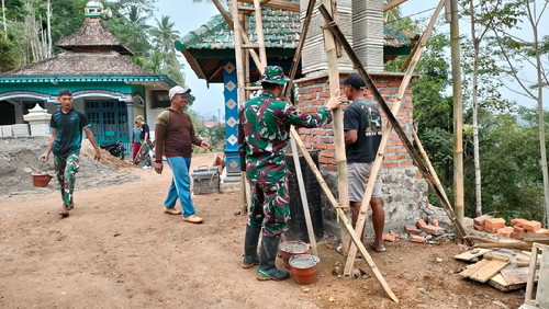 Read more about the article Tanda Pengenal, Satgas TMMD Ke-117 Kodim 0801/Pacitan, Bangun Gapura di Pintu