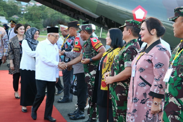 You are currently viewing Salam Hangat Pangdam Kasuari Sambut Wapres RI Kunker Diwilayah Papua Barat