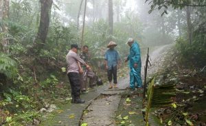 Read more about the article Respon Cepat Babinsa Koramil 0806/07 Watulimo Beraksi Mengatasi Tanah Retak