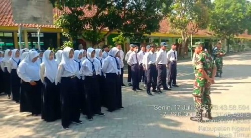 You are currently viewing Babinsa koramil Padas Berikan Materi Wasbang kepada Siswa Siswi SMP