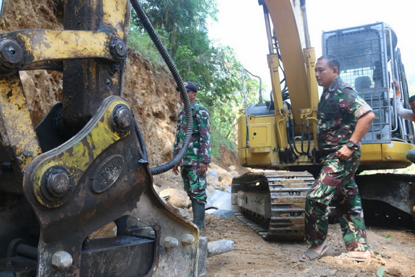 You are currently viewing Satgas TMMD 117 Kodim Madiun Buka Akses Jalan Untuk Masyarakat Lereng Wilis