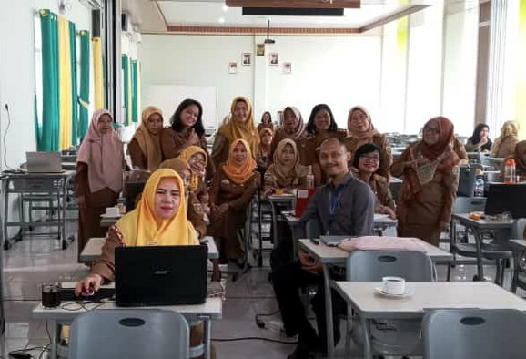 You are currently viewing Tiga Dosen Fakultas Ilmu Komputer IIB Darmajaya Bagikan Media Pembelajaran Melalui Google di SMAN 5 Bandarlampung
