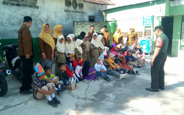 You are currently viewing MOS, Siswa dan Siswi SDN 1 Karangjati Kunjungi Koramil 0805/05