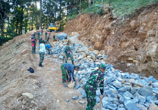 You are currently viewing Buka Akses Jalan, Satgas TMMD Pecahkan Batu Bersama Warga