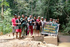 Read more about the article Satgas Pamtas Yonarmed 16/TK Menjaga Ketersediaan Air Bersih bersama Masyarakat Perbatasan