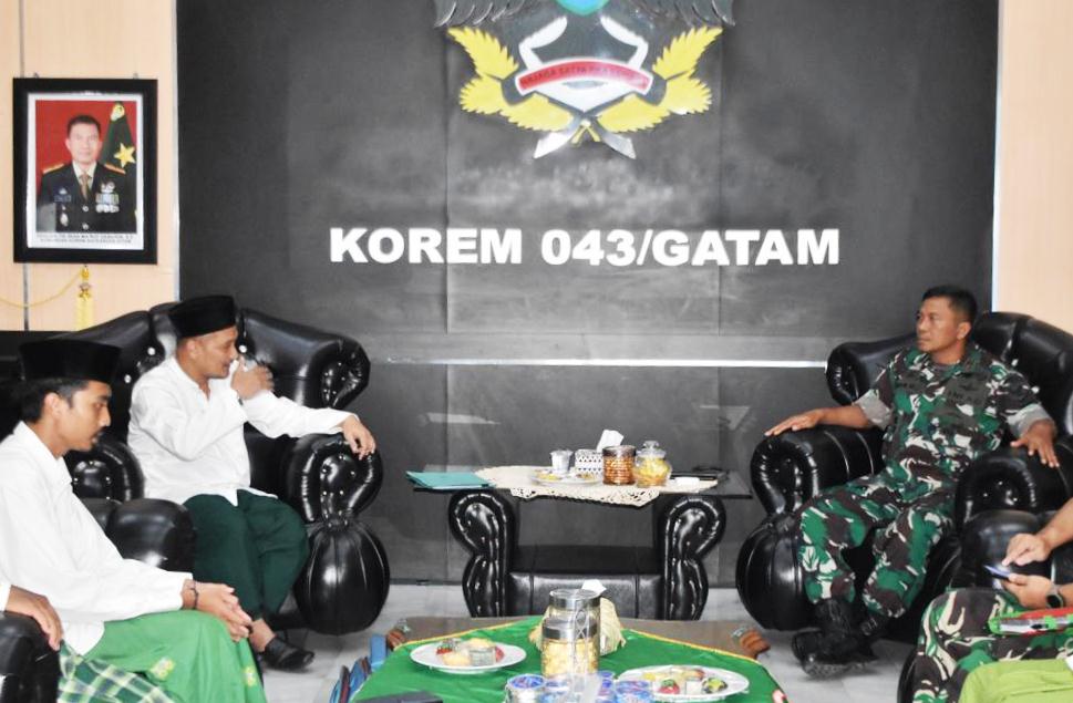 Read more about the article Danrem 043/Gatam Sambut Silaturahmi Pengurus Ponpes Kanza Al-Amin