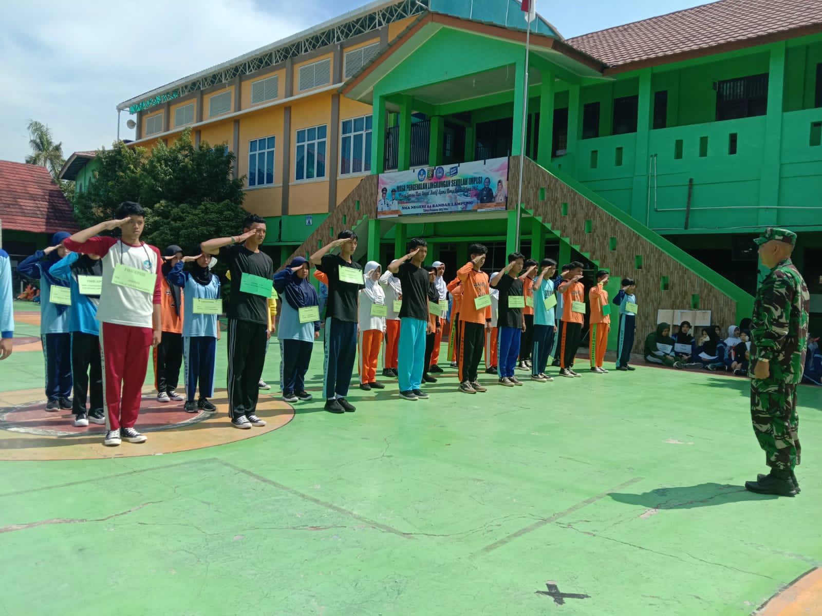 Read more about the article Babinsa Koramil 410-02/TBS Latih PBB Pelajar SMAN 14