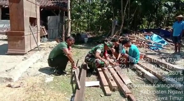 Read more about the article Babinsa Karanganyar Tumbuhkan Rasa Kebersamaan dengan Gotong Royong bersama Warga