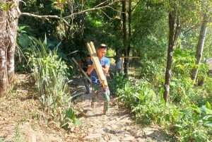 Read more about the article Dibantu Warga, Satgas TMMD Kodim Madiun Tebang Pohon Untuk Rehab RTLH