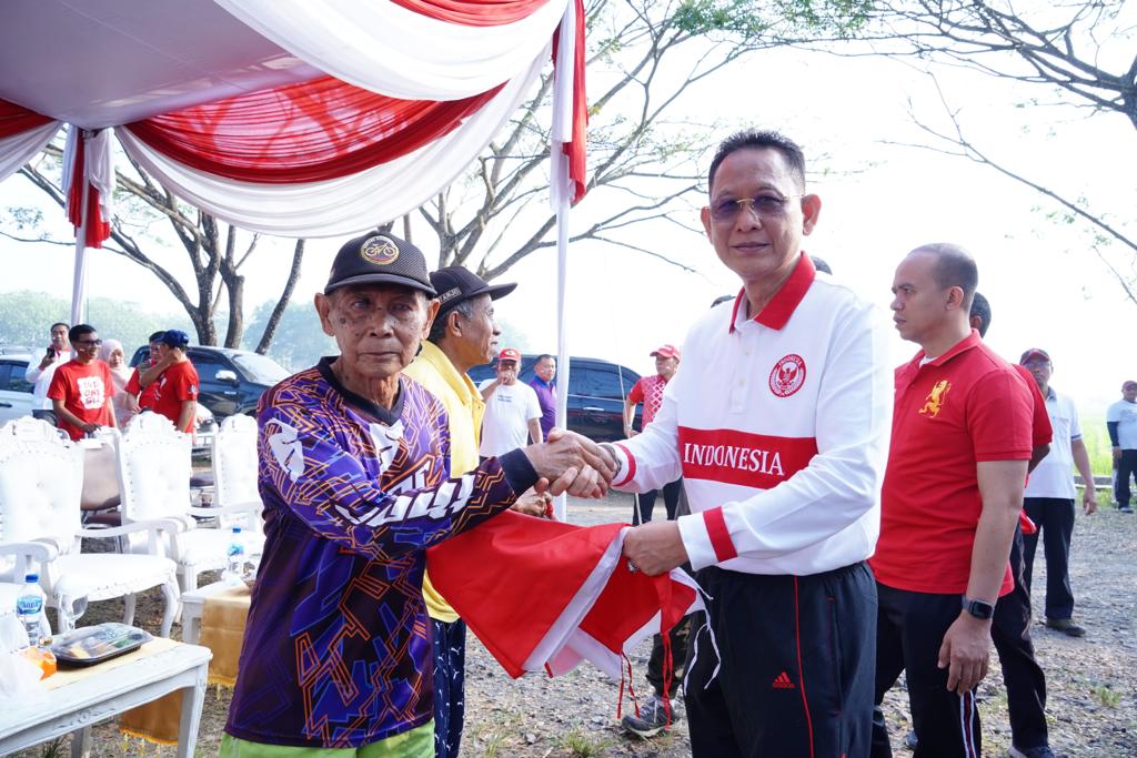 Read more about the article Pj. Bupati Pringsewu Bagikan Bendera Merah Putih Kepada Masyarakat