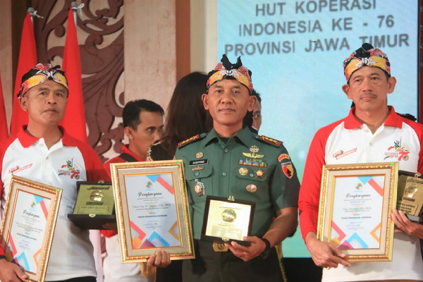 Read more about the article Danrem 081/DSJ Terima Penghargaan Sosok Penggerak Koperasi di Jawa Timur