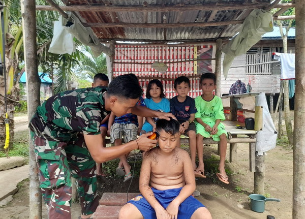You are currently viewing Cukur Rambut Gratis Anak-Anak Perbatasan Oleh Satgas Pamtas RI – Mly Yonarmed 10/ Bradjamusti