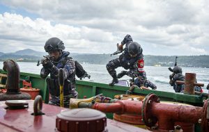 Read more about the article Hadapi Aksi Pelanggaran Kedaulatan dan Hukum di Laut Maluku, Lantamal IX Gelar Latihan VBSS
