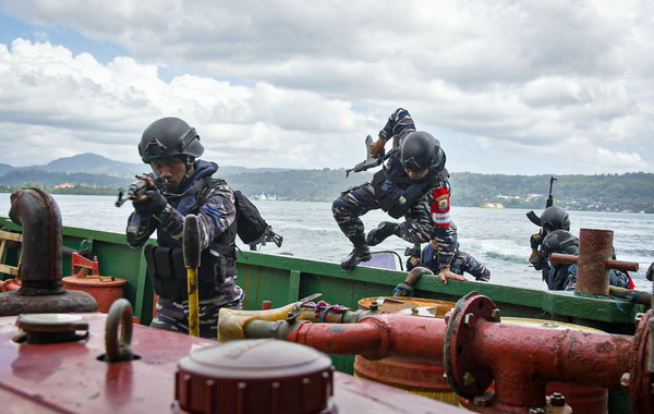 You are currently viewing Hadapi Aksi Pelanggaran Kedaulatan dan Hukum di Laut Maluku, Lantamal IX Gelar Latihan VBSS