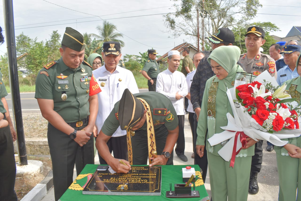 Read more about the article Kunjungi Kodim 0426/TB Danrem 043/Gatam Resmikan Gapura Paraduta