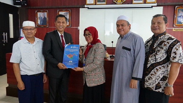 Read more about the article Kepala LLDikti Wilayah II Serahkan SK Lektor Kepala kepada Dua Dosen IIB Darmajaya