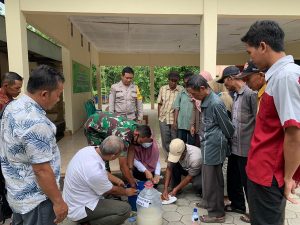 Read more about the article Kodim Ngawi Berikan Pelatihan Pembuatan Pupuk Cair Organik kepada Masyarakat