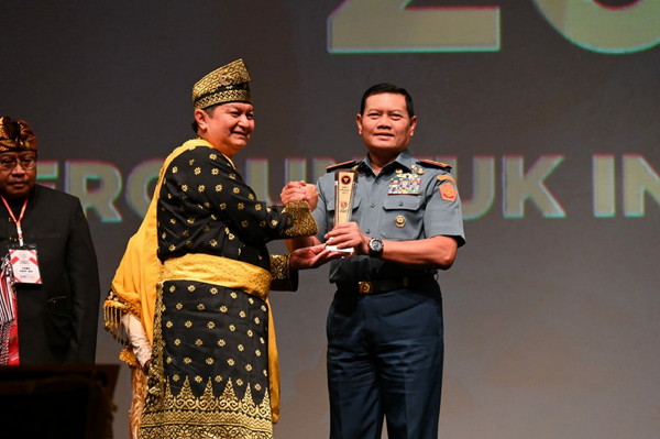 You are currently viewing Panglima TNI Terima Penghargaan dalam Acara HUT BNPT Award ke-13 Tahun 2023