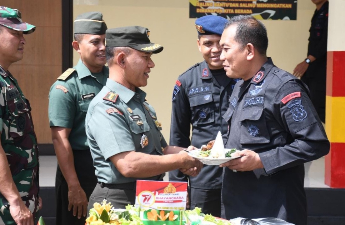 Read more about the article Hari Bhayangkara ke-77, Danrem 081/DSJ Sambangi 3 Instansi Polri di Madiun