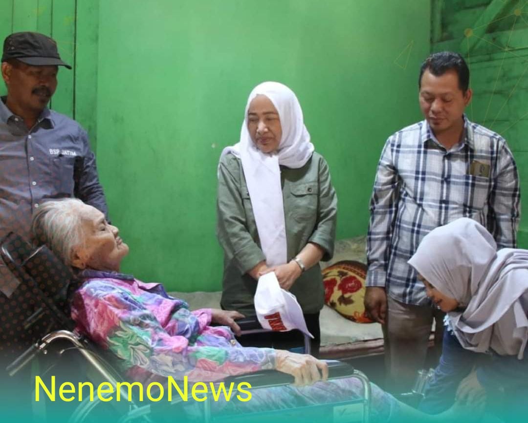 Read more about the article Bupati Anna Serahkan Kursi Roda pada Warga Kedewan