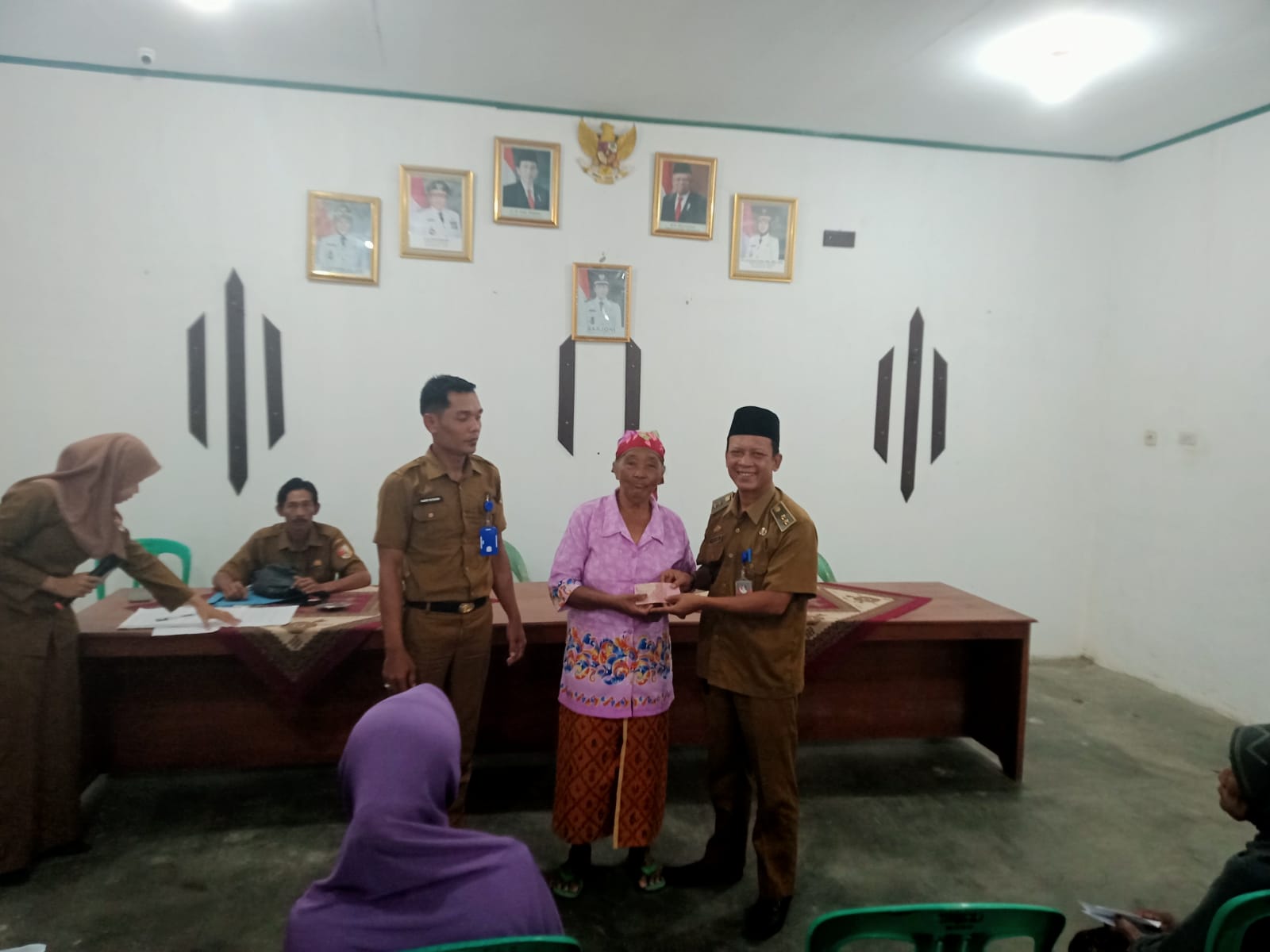 You are currently viewing Kepalo Tiyuh Sarjoni Serahkan Bantuan BLT-DD Bulan Juli 2023