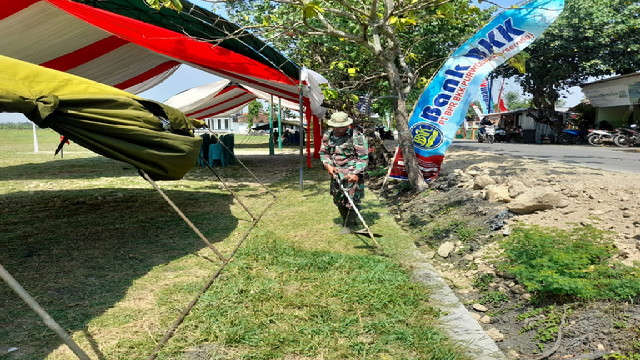 Read more about the article Anggota Satgas Siapkan Lapangan Jelang Penutupan TMMD
