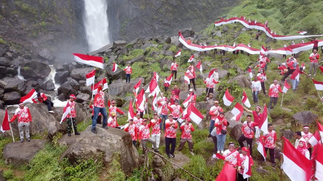 Read more about the article Bupati dan Forkopimda  Asahan Kibarkan Bendera di Wisata Air Terjun Ponot