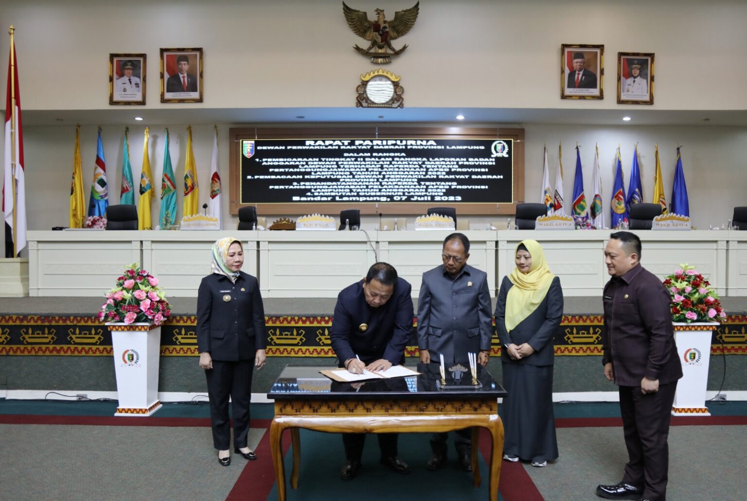 You are currently viewing Gubernur Lampung Menandatangani Raperda Pertanggungjawaban APBD 2022