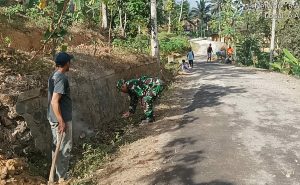 Read more about the article Jaga Kebersihan, Babinsa Kodim 0802/Ponorogo Kerja Bakti bersama Warga