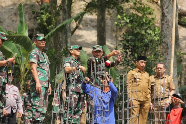 You are currently viewing Tim Wasev Mabes TNI AD Tinjau Lokasi TMMD Ke 117 Kodim Madiun