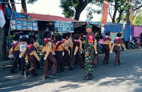Read more about the article Babinsa Koramil 0805/13 Kedunggalar Laksanakan Pengamanan Gerak Jalan Antar Pelajar