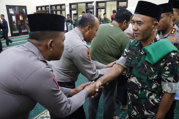 You are currently viewing Perkuat Sinergitas TNI-Polri Melalui Kegiatan Keagamaan