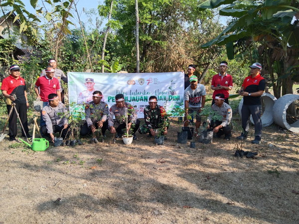Read more about the article Jaga Kelestarian Lingkungan, Babinsa Sidokerto Bersama Warga Turut Dalam Kegiatan Penghijauan