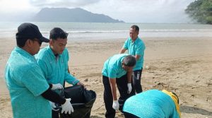 Read more about the article Menjaga Kebersihan Pantai dan Laut: Partisipasi Danramil 0806/07 Watulimo dan Muspika dalam Bulan Cinta Laut 2023