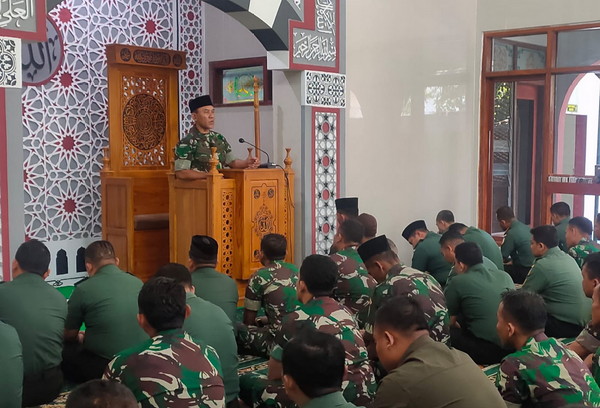 Read more about the article Danrem 081/DSJ Minta Anggotanya Punya Prinsip : Pangkat Boleh Kalah, Tapi Ibadah Jangan