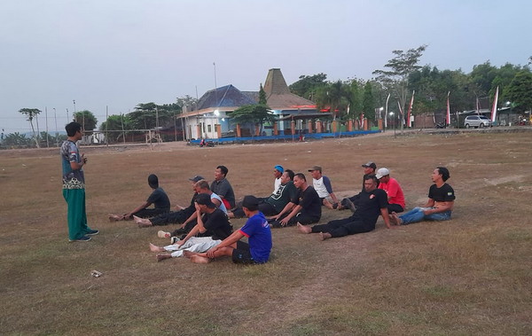 Read more about the article Babinsa Karangjati Latih Pencak Silat kepada Generasi Muda di Wilayahnya
