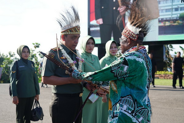 Read more about the article Lewat Apel bersama Penyerahan, Mayjen TNI Ilyas Alamsyah Secara Utuh Menerima Satuan Kodam XVIII/Kasuari