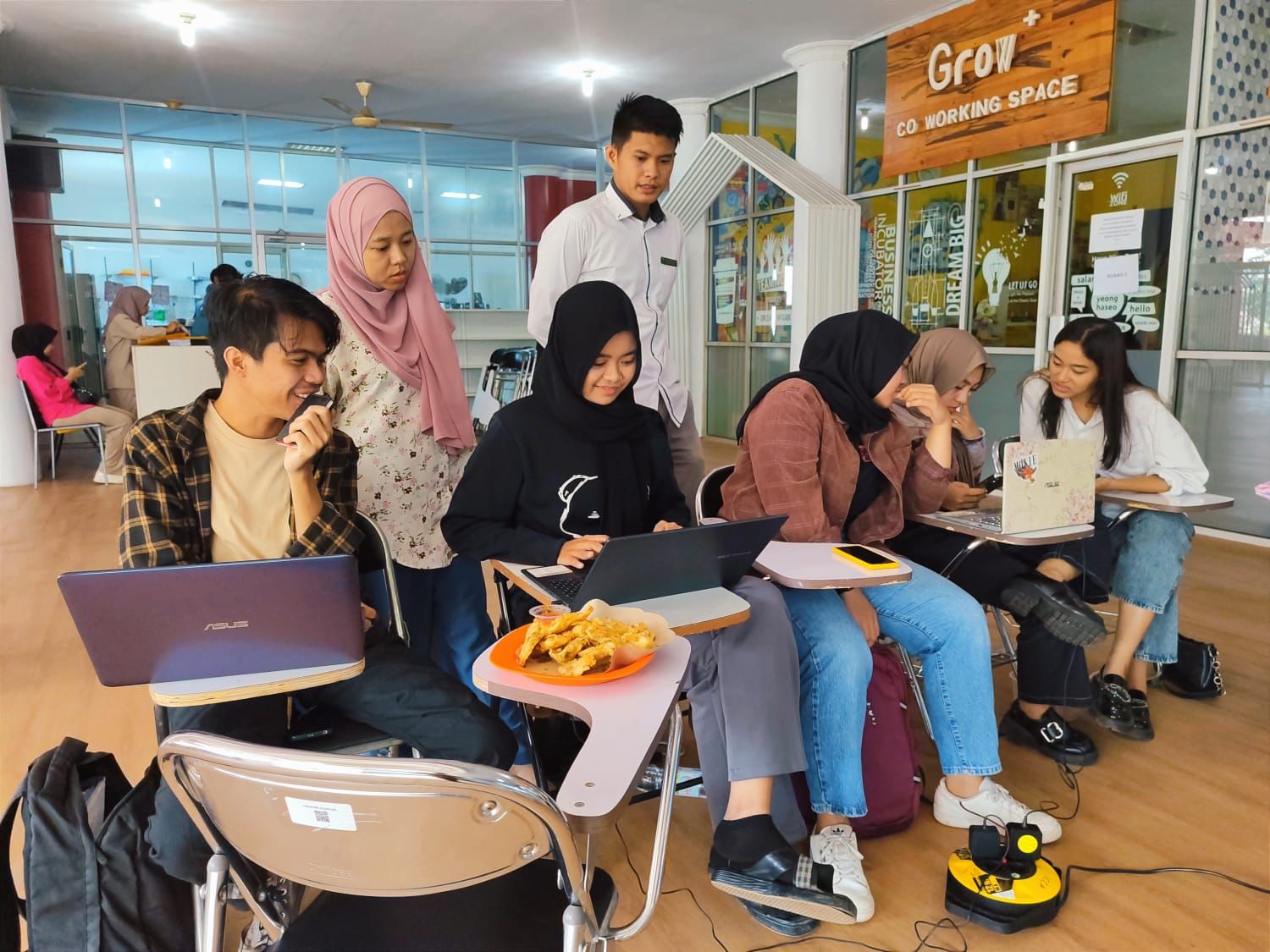 You are currently viewing Untuk Mencapai Target Usaha, Kepala UPT ICCA IIB Darmajaya Berikan Pelatihan Tenant P2MW