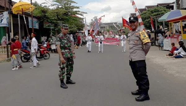 Read more about the article Kolaborasi Gemilang Koramil 0806/09 Tugu dan Polsek Tugu dalam Pengamanan Pawai Budaya Trenggalek