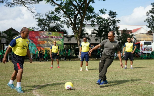 You are currently viewing Olahraga Bersama di Kodim 0806/Trenggalek, Danrem Beri Sederet Arahan dan Penekanan