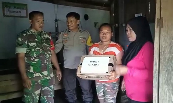 Read more about the article Babinsa Karanggupito bersama Bidan Desa Berikan Bantuan Vitamin