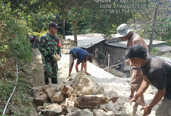 Read more about the article Babinsa Kodim 0802/Ponorogo Ikut Kerja Bakti Buat Jalan