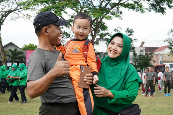 You are currently viewing Sisi Kedekatan Danrem 081/DSJ dengan Keluarga Anggotanya