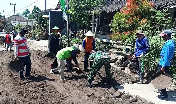 You are currently viewing Peran Aktif Babinsa Laksanakan Gotong – Royong dengan Masyarakat